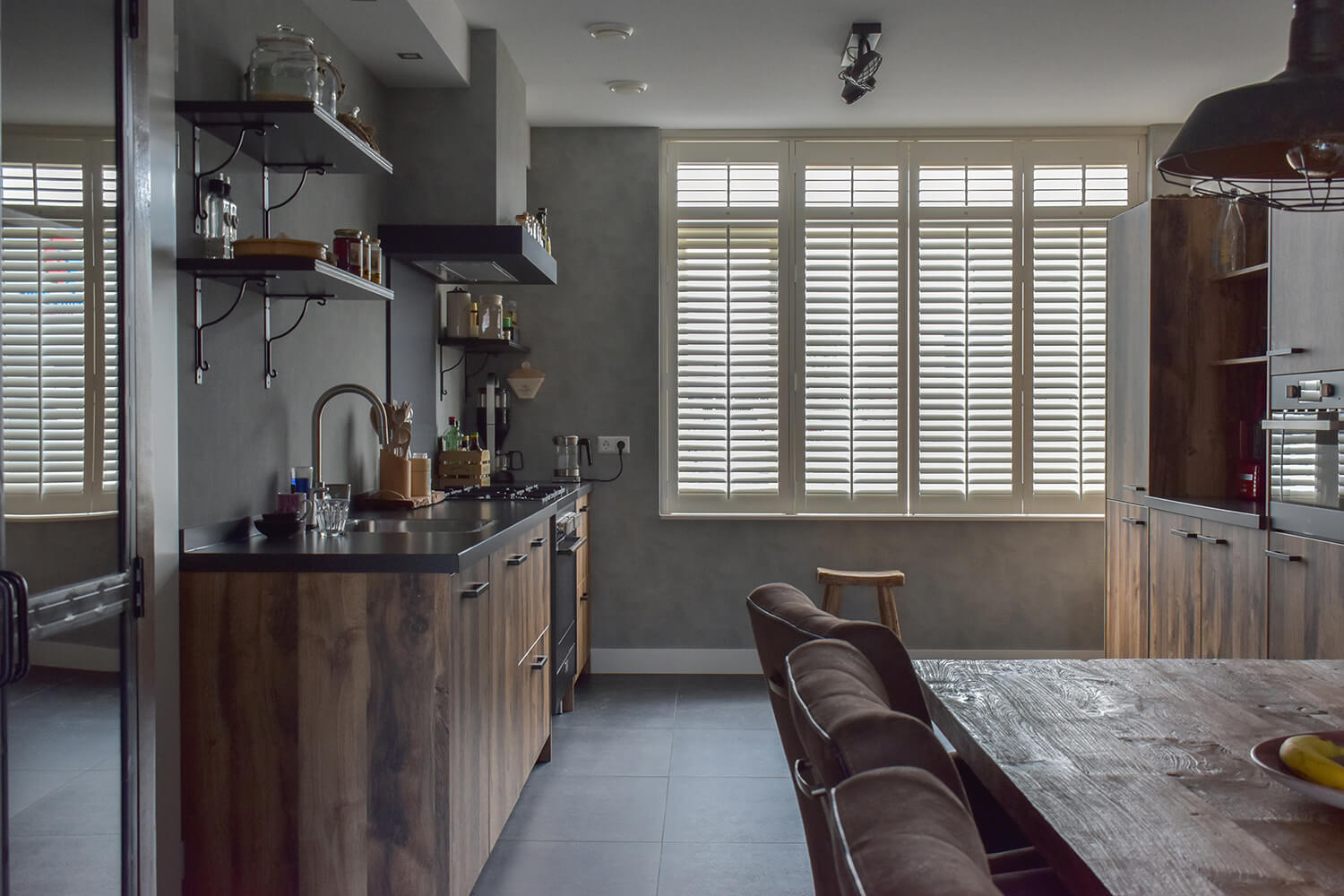 witte houten shutters keuken overview