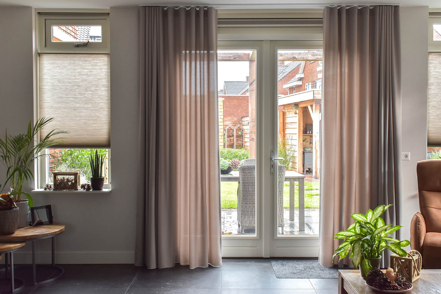 Raambekleding woonkamer dupli shades en wave gordijn