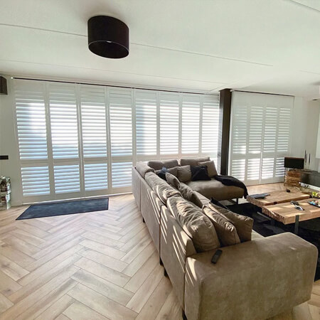 witte shutters woonkamer schuifpui