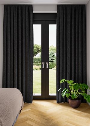 Verduisterend gordijn Label65 Novara Zwart in moderne woonkamer; Luxe verduisterend gordijn zwart op maat gemaakt voor slaapkamer; Label65 Novara Zwart verduisterend gordijn close-up van stofstructuur; Zwart verduisterend gordijn in industrieel interieur;