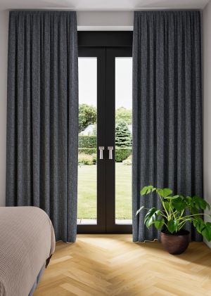Verduisterend gordijn Label65 Novara Blue Grey in moderne woonkamer; Luxe verduisterend gordijn blue grey op maat gemaakt voor slaapkamer; Label65 Novara Blue Grey verduisterend gordijn close-up van stofstructuur; Blue Grey verduisterend gordijn in indust
