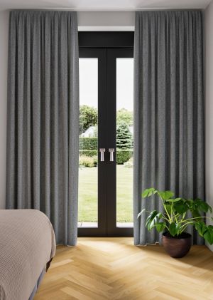 Verduisterend gordijn Label65 Novara Metal Grey in moderne woonkamer; Luxe verduisterend gordijn metal grey op maat gemaakt voor slaapkamer; Label65 Novara Metal Grey verduisterend gordijn close-up van stofstructuur; Metal Grey verduisterend gordijn in in