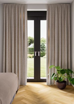 Verduisterend gordijn Label65 Novara Brown Grey in moderne woonkamer; Luxe verduisterend gordijn brown grey op maat gemaakt voor slaapkamer; Label65 Novara Brown Grey verduisterend gordijn close-up van stofstructuur; Brown Grey verduisterend gordijn in in