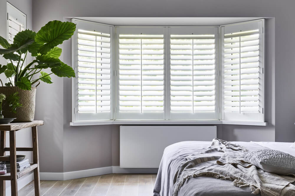 witte shutters erker slaapkamer