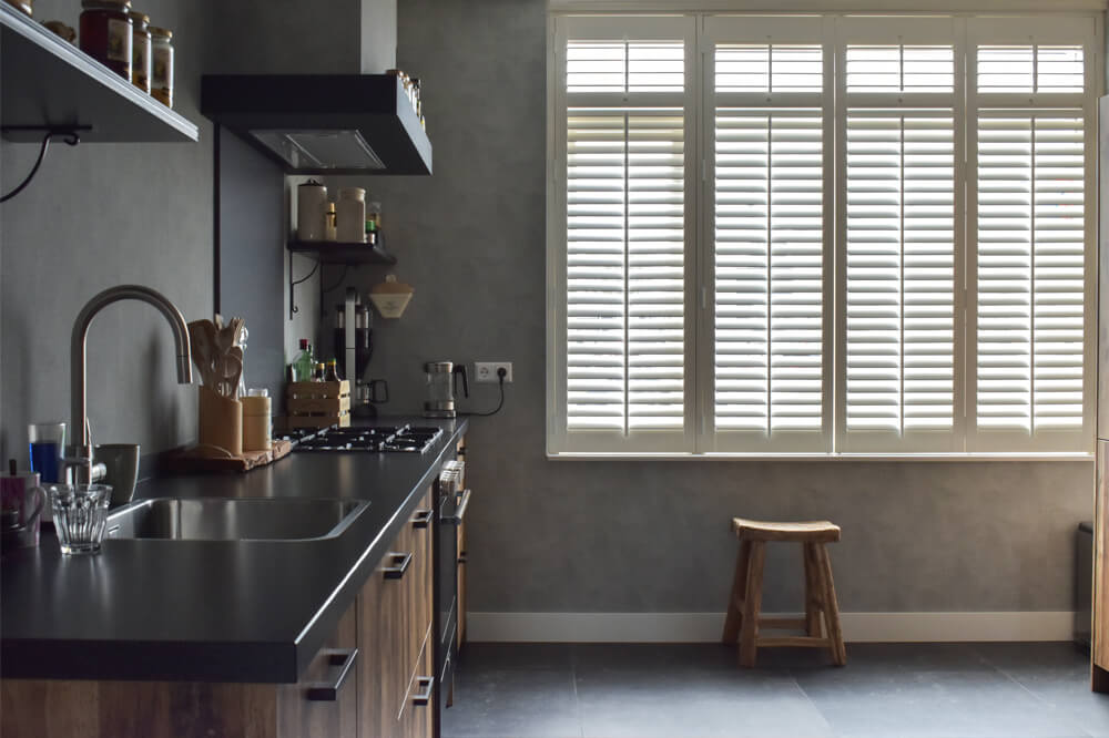 witte shutters hout keuken