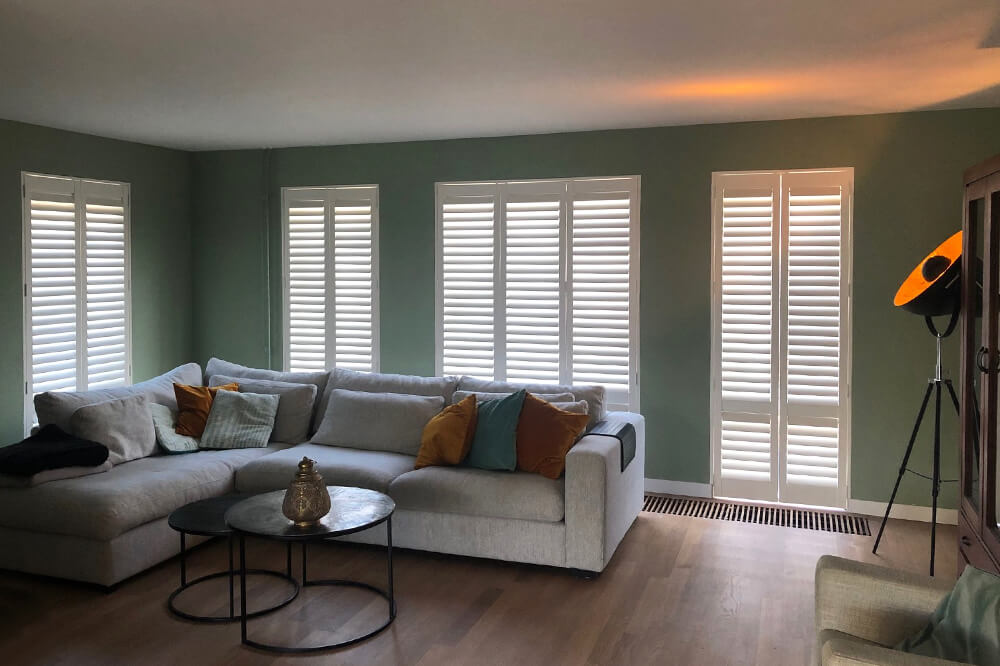 witte shutters woonkamer